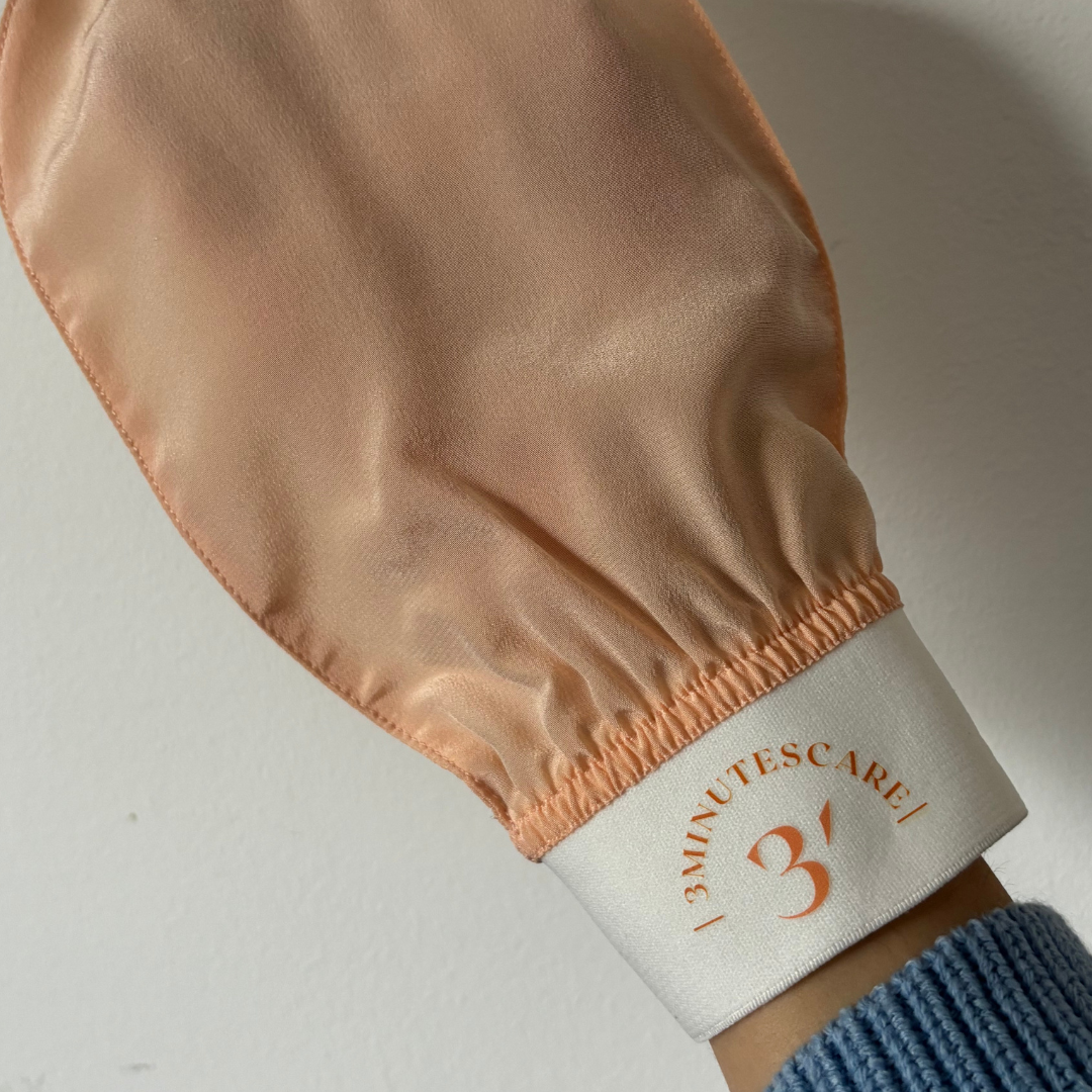 Le gant exfoliant 100% en soie naturelle – 3minutescare